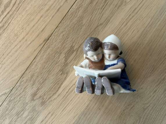 Figur - Læsende børn - Bing & Grøndahl