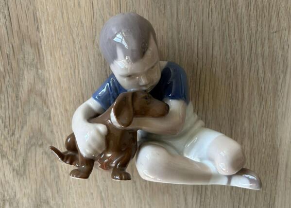 Figur - Dreng med gravhund  - Bing & Grøndahl